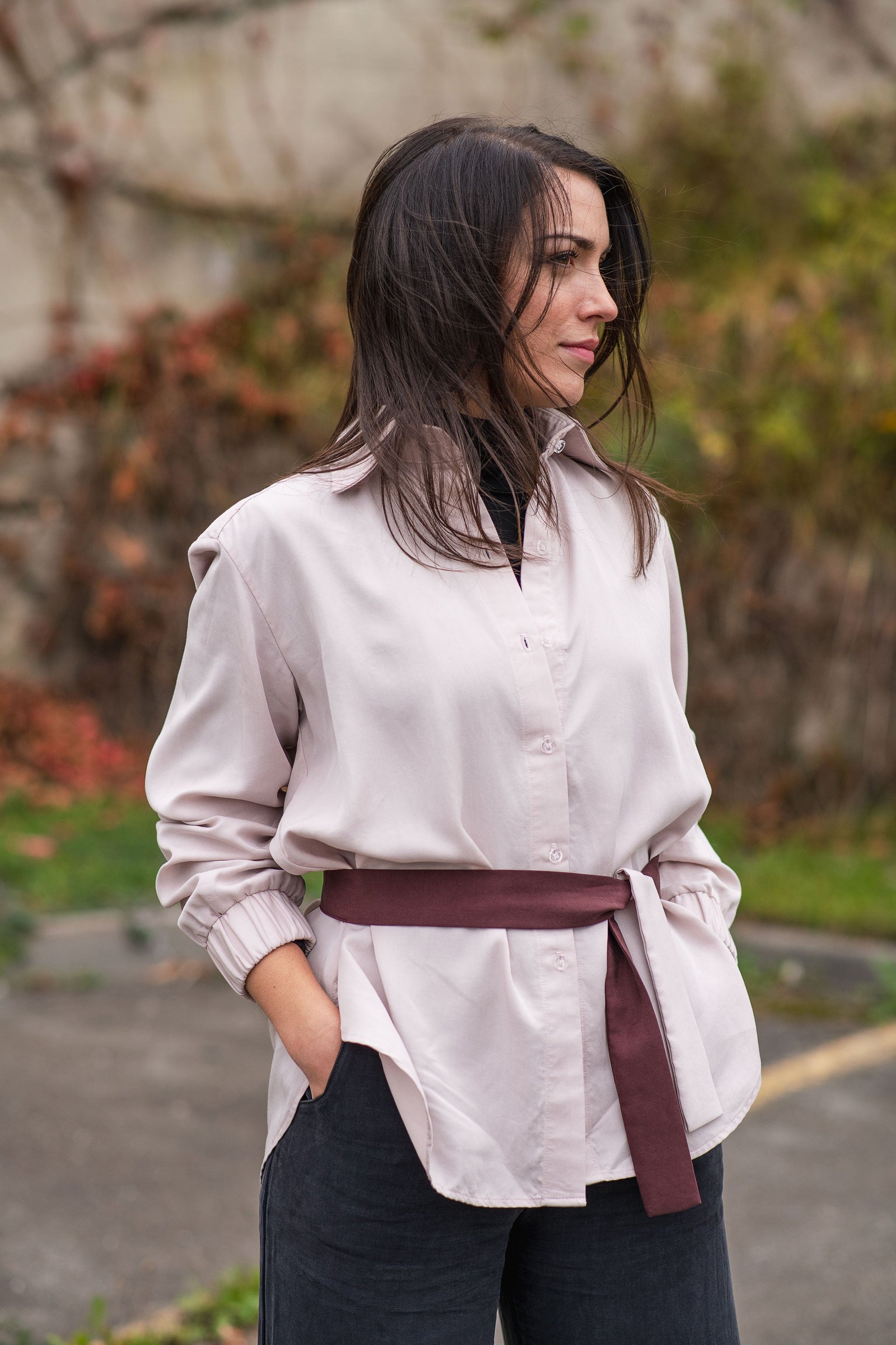 Chemise ample portée par la silhouette Gabrielle (S).