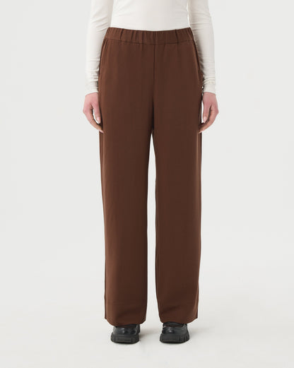 Pantalon brun large à taille élastique 
pour femme. Devant. 