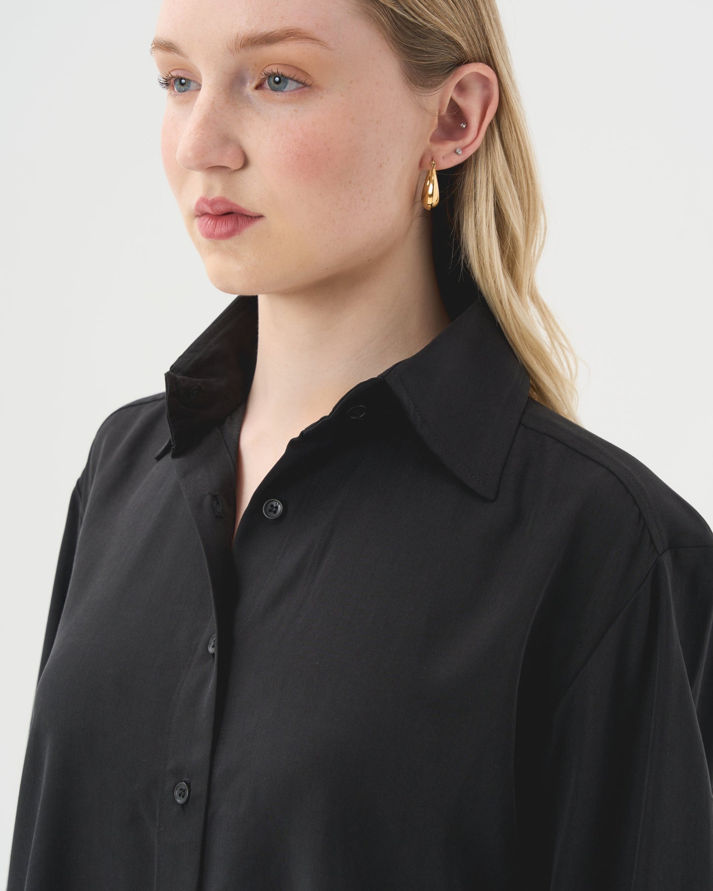 Chemise noire ample et fluide pour femme. Tissu de haut qualité, Tencel, fait au Québec.