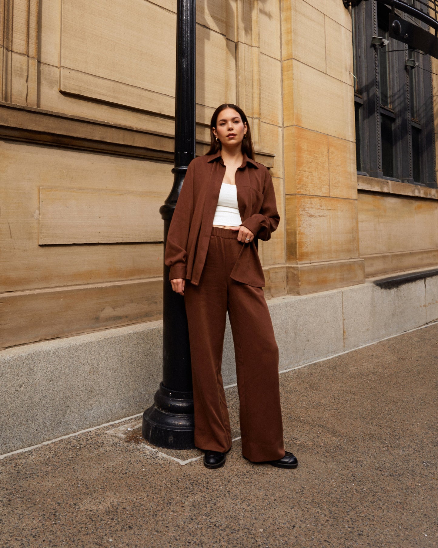 Pantalon brun large à taille haute pour femme.