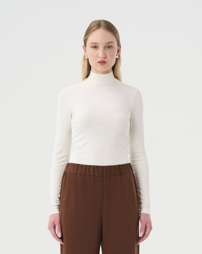 Chandail Turtleneck pour femme blanc ivoire.